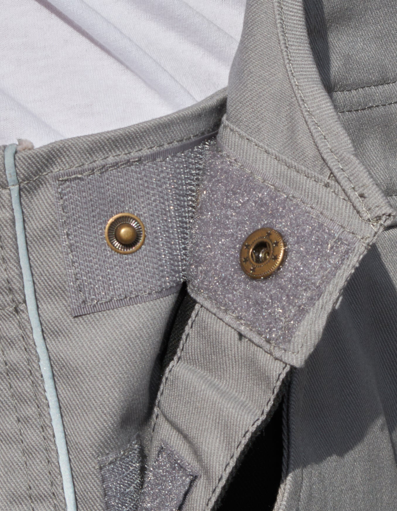 Personalisierbare Unisex Kontrast Latzhose - Untersetzte Grössen (25-29)