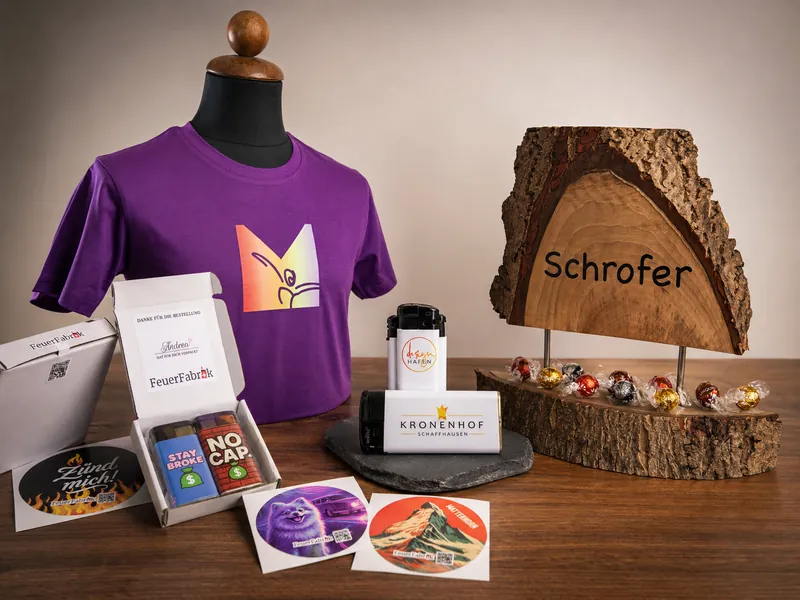 Werbeartikel und Give-aways: bedrucktes Shirt, Sticker und Kleinserien