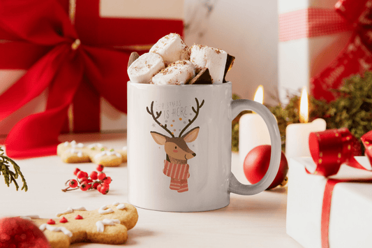 Bedruckte Porzellan Tasse – Christmas is here Rentier mit Schal - Weihnachten