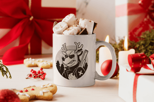 Bedruckte Porzellan Tasse – Rentier mit Gewehr und Sonnenbrille - Anti Weihnachten